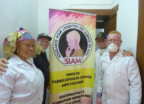 Au Mali, la Fondation soutient le travail de l'association Solidarité pour l'insertion des albinos du Mali